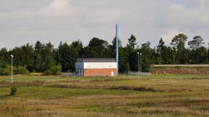 Billede af bygning i grønt område