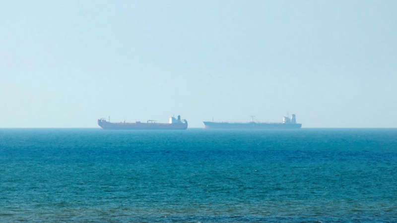 Stor containerskib på havet 