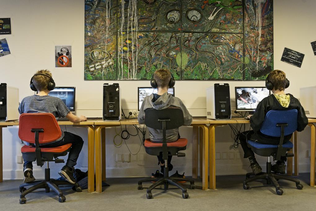børn der spiller computer