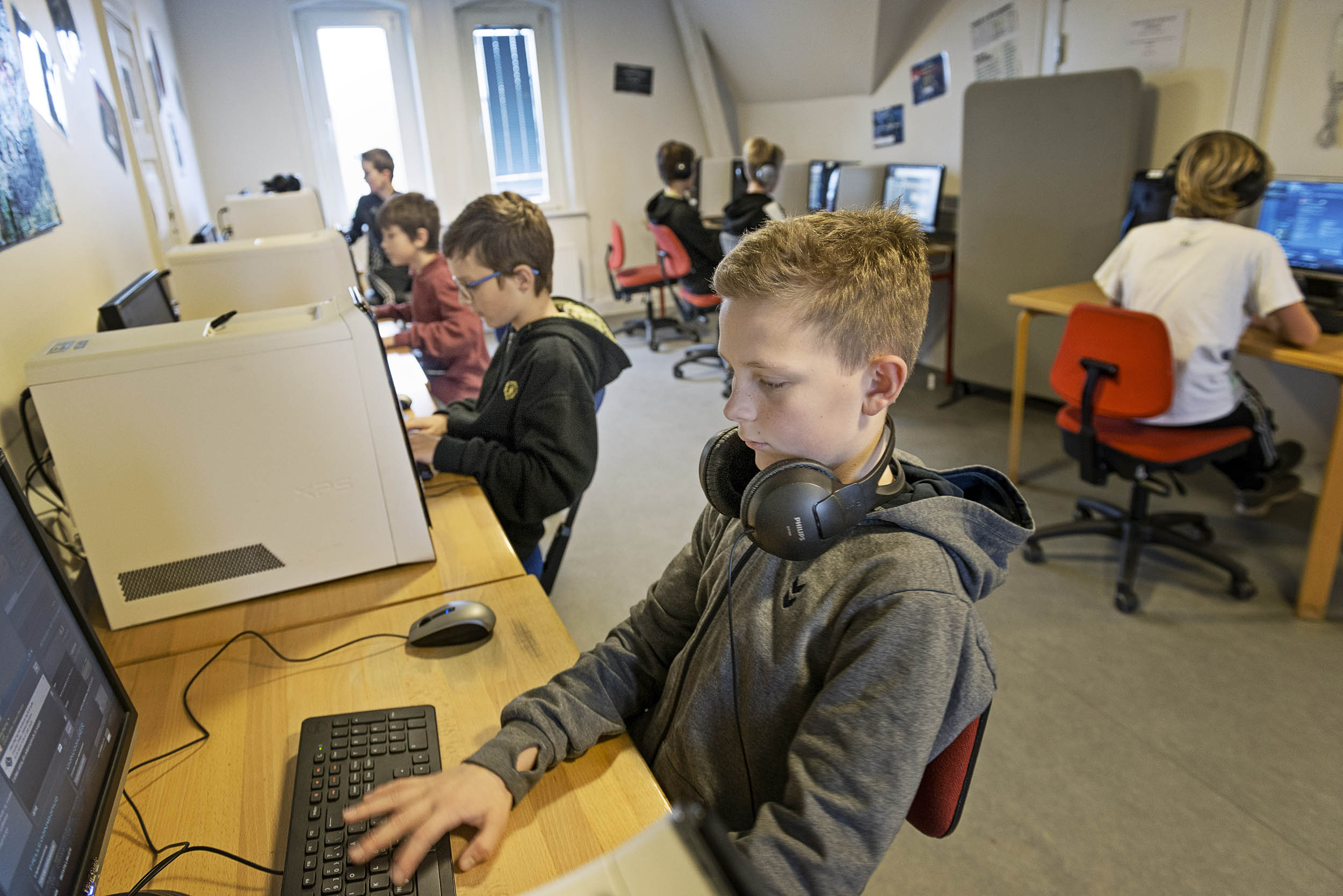 Drenge spiller computer