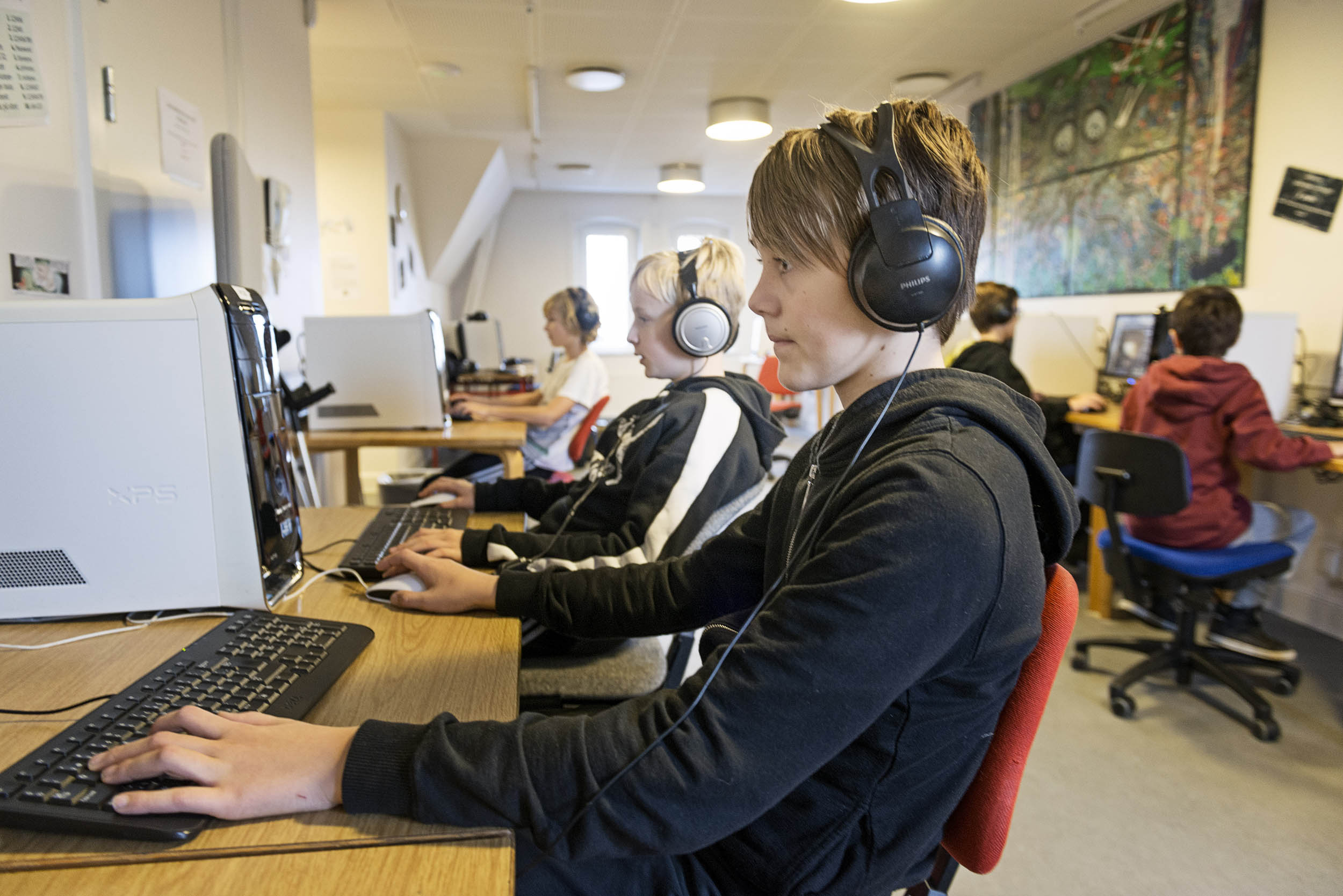 En dreng spiller computer