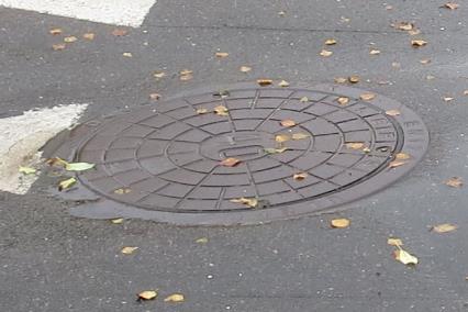 Eksempel på dæksel, der lukker en spildevands- eller fjernvandsbrønd