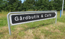 Eksempel på sort hvidt skilt til særlig servicevejvisning