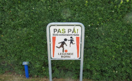 Eksempel på skilt med varsel om legende børn